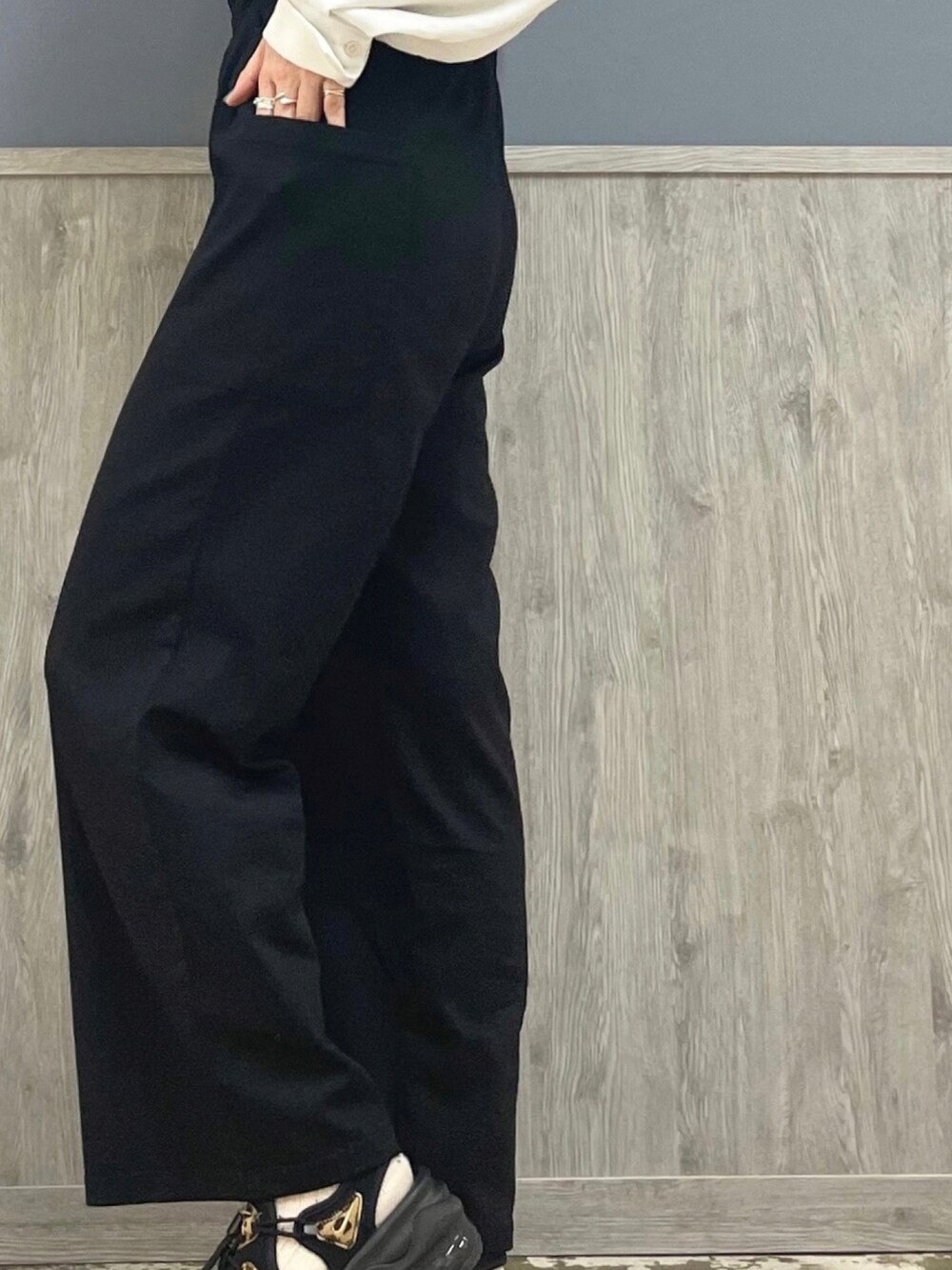 グレー系のシャツ/ブラウス、ブラック系のオールインワン・サロペット、ブラック系のショルダーバッグを着用したレディースの夏コーディネートの3枚目の写真