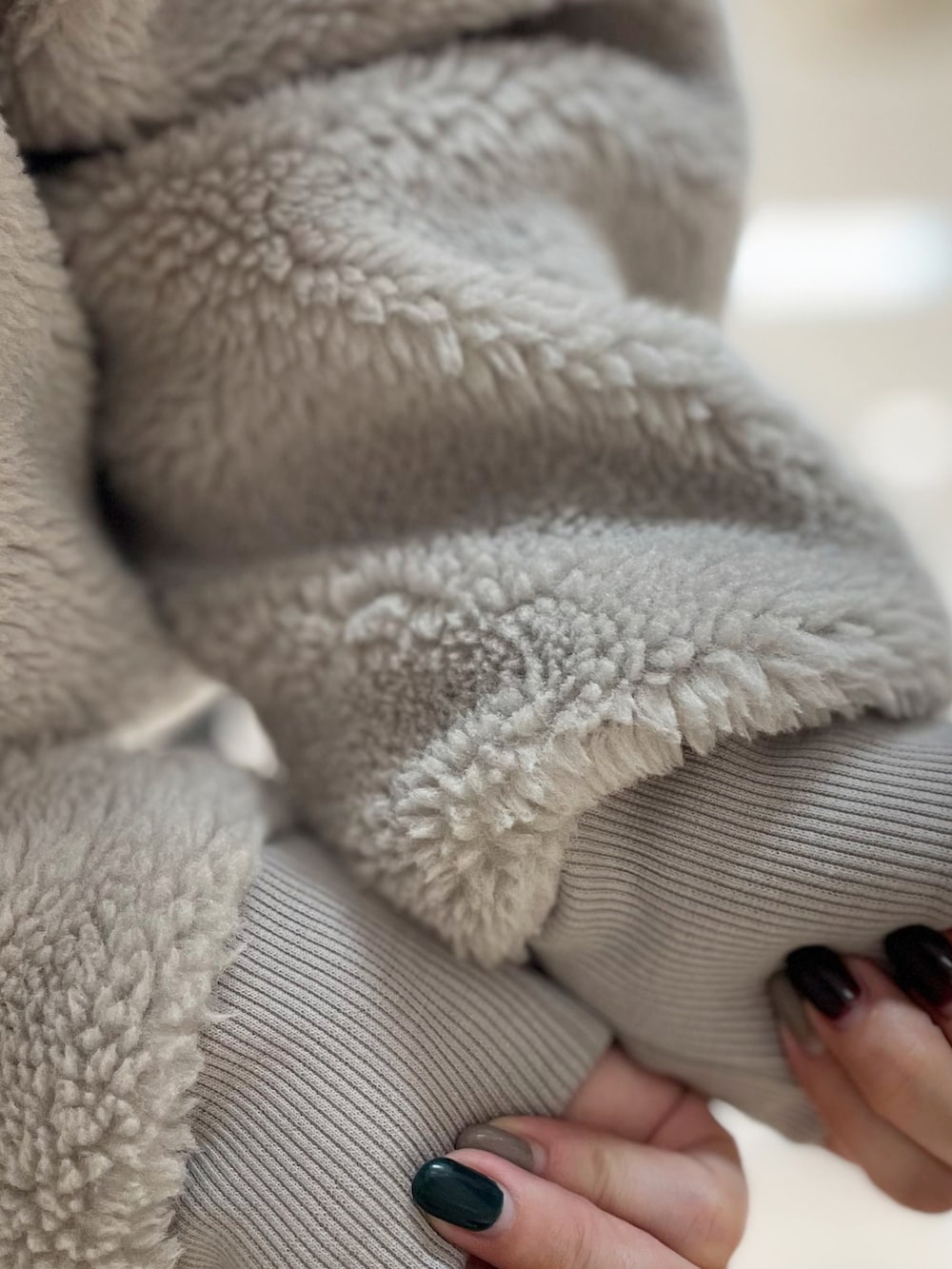 ブラック系のデニムパンツ、ホワイト系のTシャツ/カットソー、グレー系のスウェットを着用したレディースの冬コーディネートの5枚目の写真