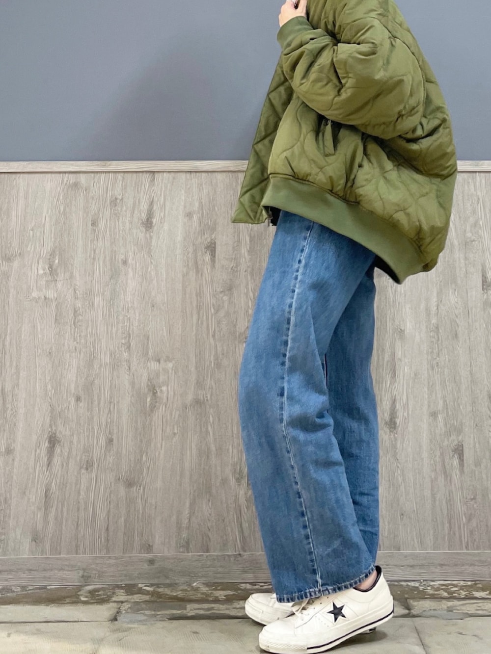 ブルー系のデニムパンツ、グリーン系のMA-1、グレー系のスウェットを着用したレディースの秋コーディネートの2枚目の写真