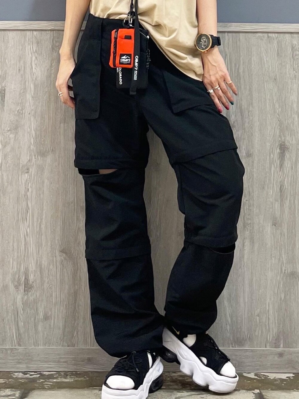 ブラック系のその他パンツ、ベージュ系のTシャツ/カットソー、ブラウン系のショルダーバッグを着用したレディースの夏コーディネートの5枚目の写真