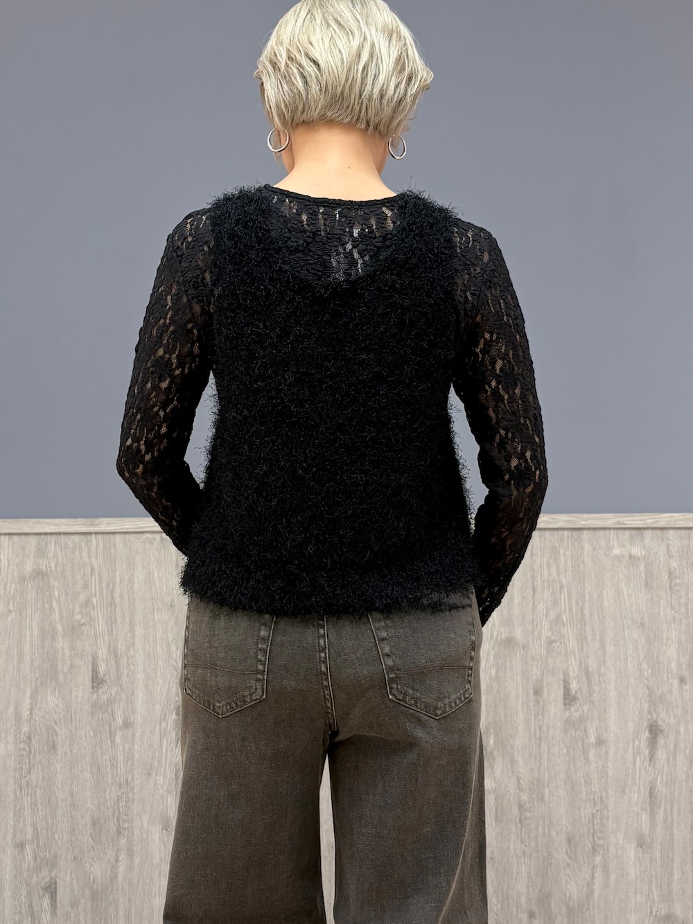 ブラック系のベスト、ブラック系のTシャツ/カットソー、ブラウン系のその他パンツを着用したレディースの秋コーディネートの7枚目の写真