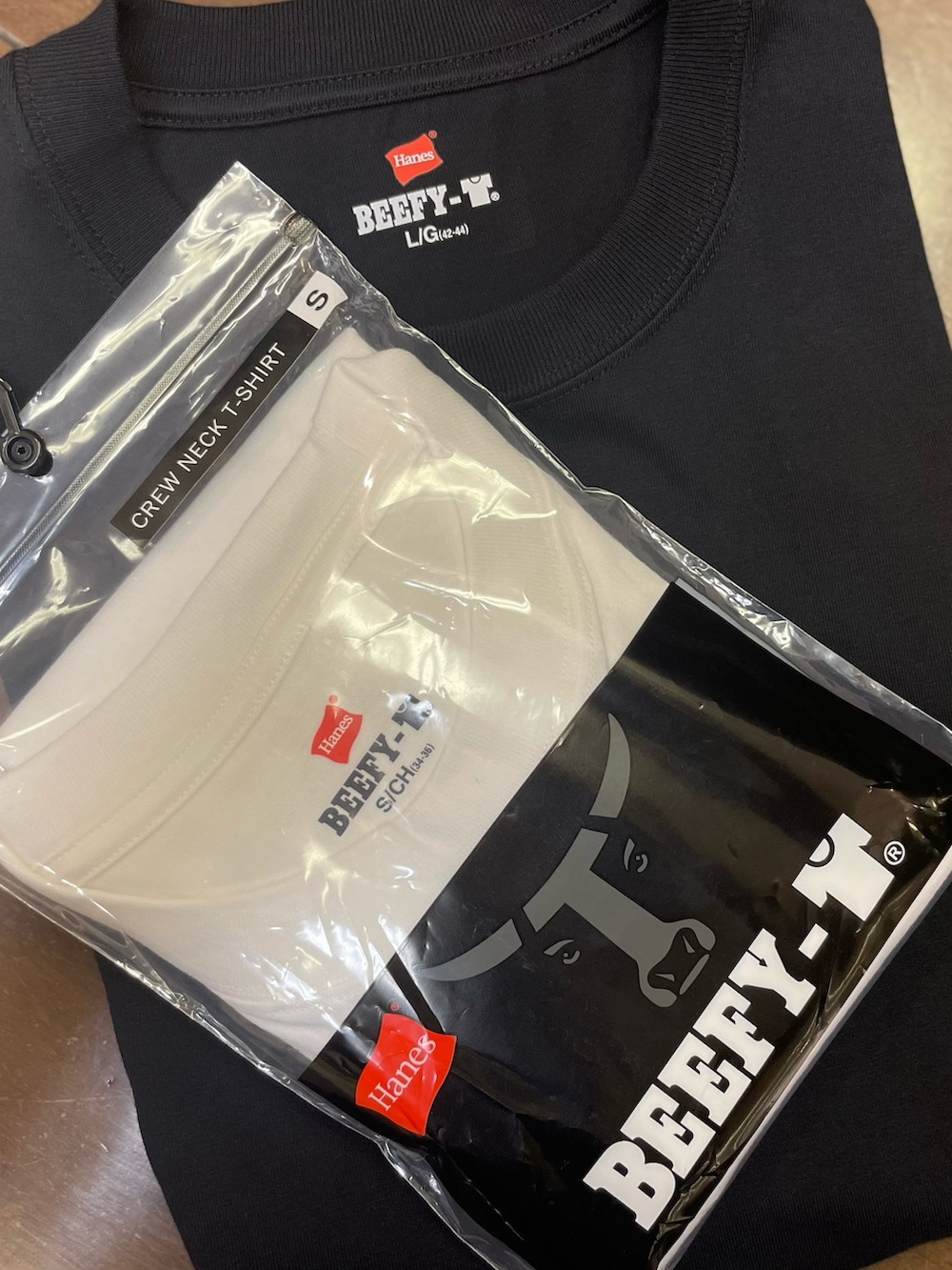 グリーン系のカーゴパンツ、ブラック系のサンダル、ブラック系のショルダーバッグを着用したレディースの夏コーディネートの5枚目の写真