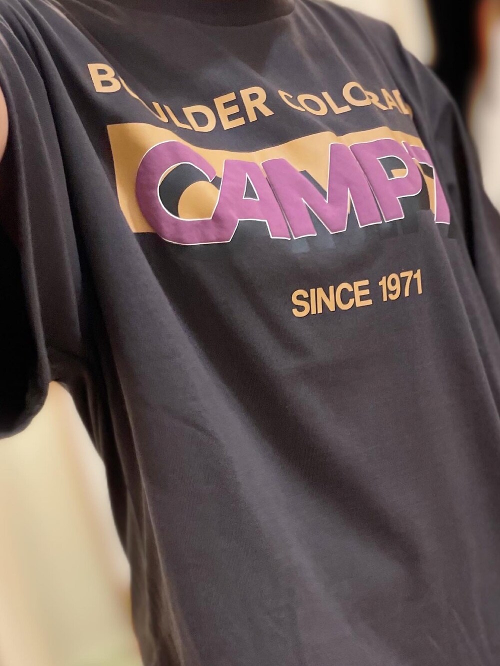 グレー系のTシャツ/カットソー、ベージュ系のショルダーバッグ、ブルー系のデニムパンツを着用したレディースの春コーディネートの4枚目の写真