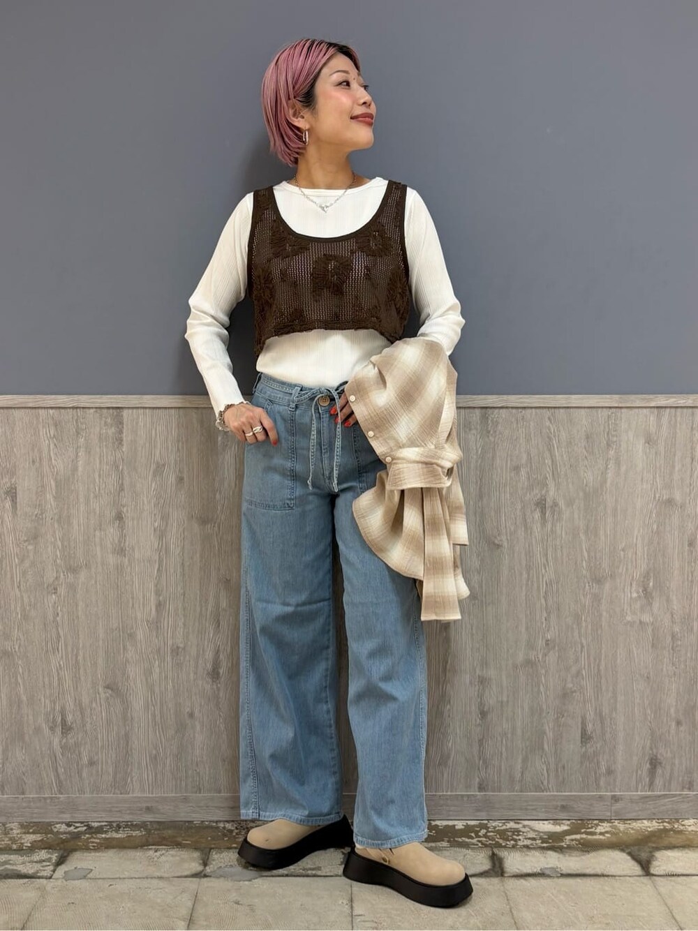 ベージュ系のシャツ/ブラウス、ホワイト系のTシャツ/カットソー、ブラウン系のベストを着用したレディースの春コーディネートの3枚目の写真