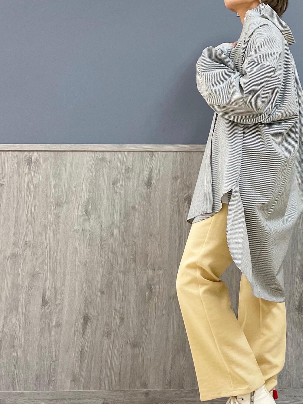 シルバー系のショルダーバッグ、ホワイト系のジャケット/アウター、ブルー系のシャツ/ブラウスを着用したレディースの冬コーディネートの2枚目の写真