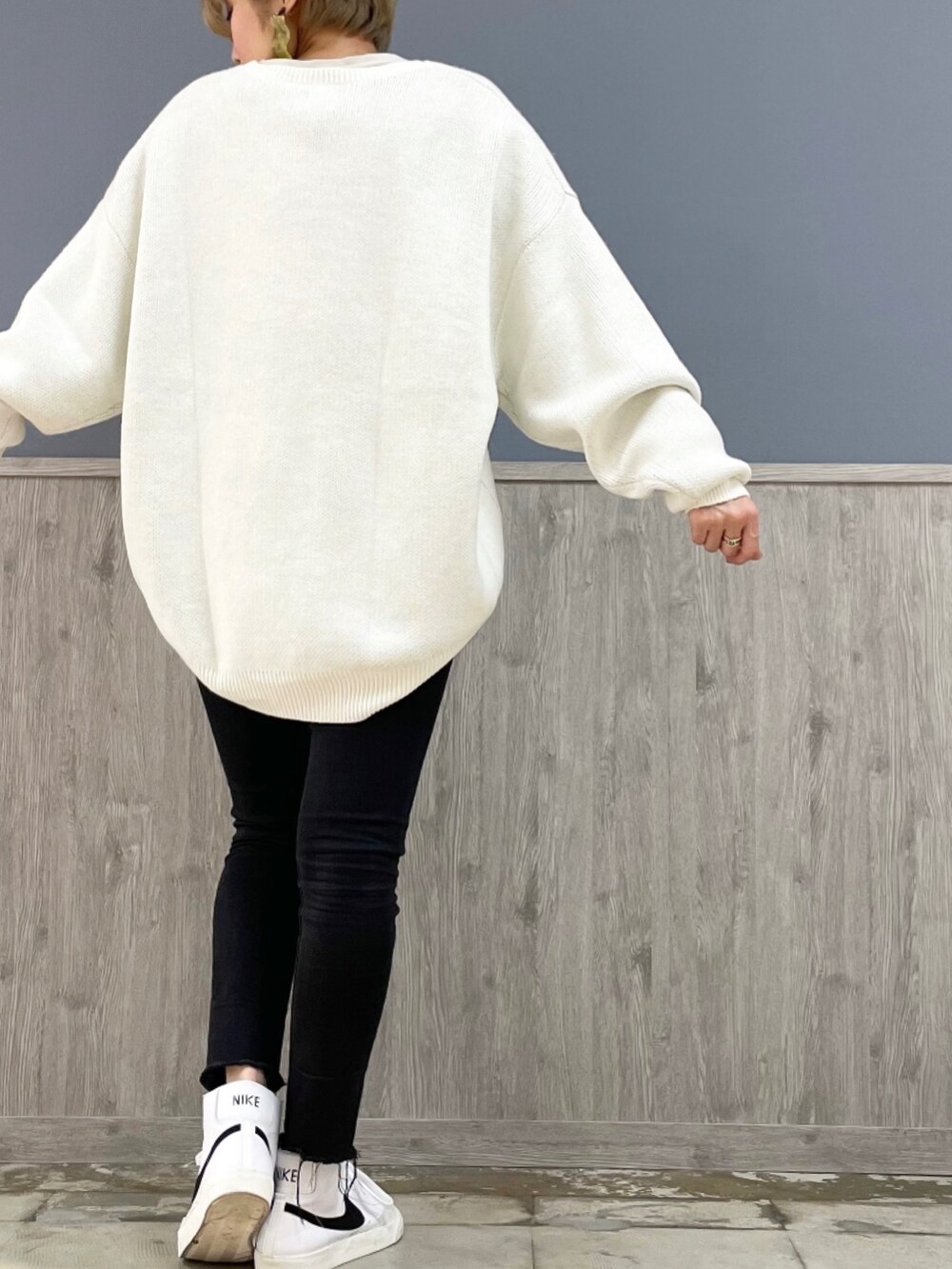 ホワイト系のニット/セーター、ブラック系のデニムパンツ、グレー系のその他アウターを着用したレディースの秋コーディネートの3枚目の写真