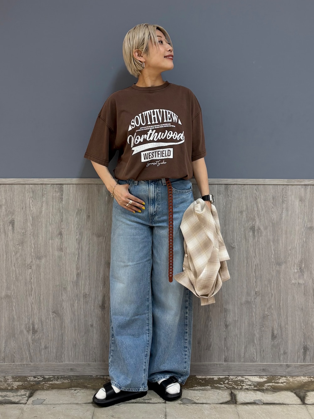 ベージュ系のシャツ/ブラウス、ブラウン系のTシャツ/カットソー、ブルー系のその他パンツを着用したレディースの夏コーディネートの2枚目の写真