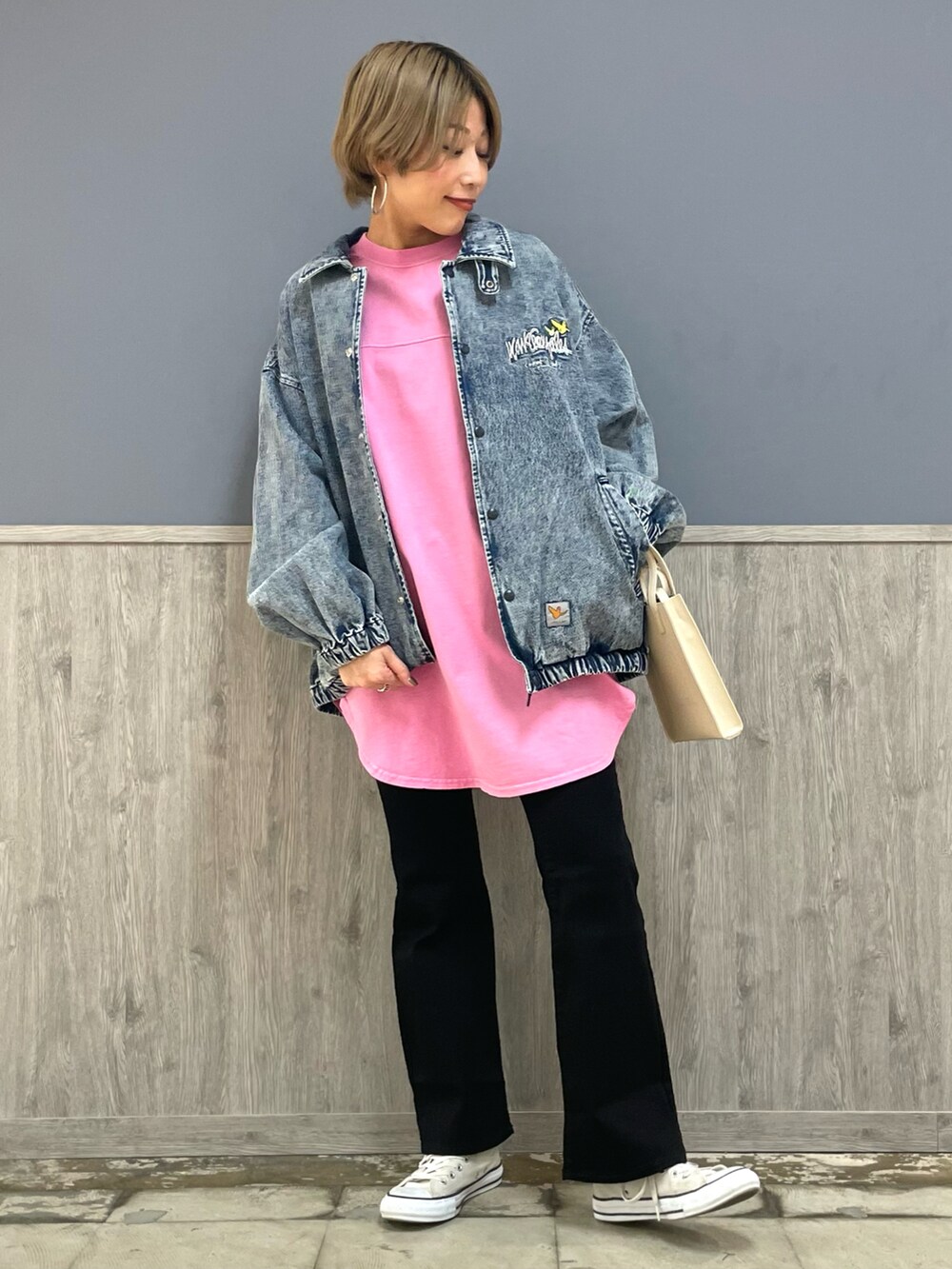 ブラック系のその他パンツ、ブルー系のデニムジャケット、ピンク系のトップスを着用したレディースの冬コーディネートの3枚目の写真