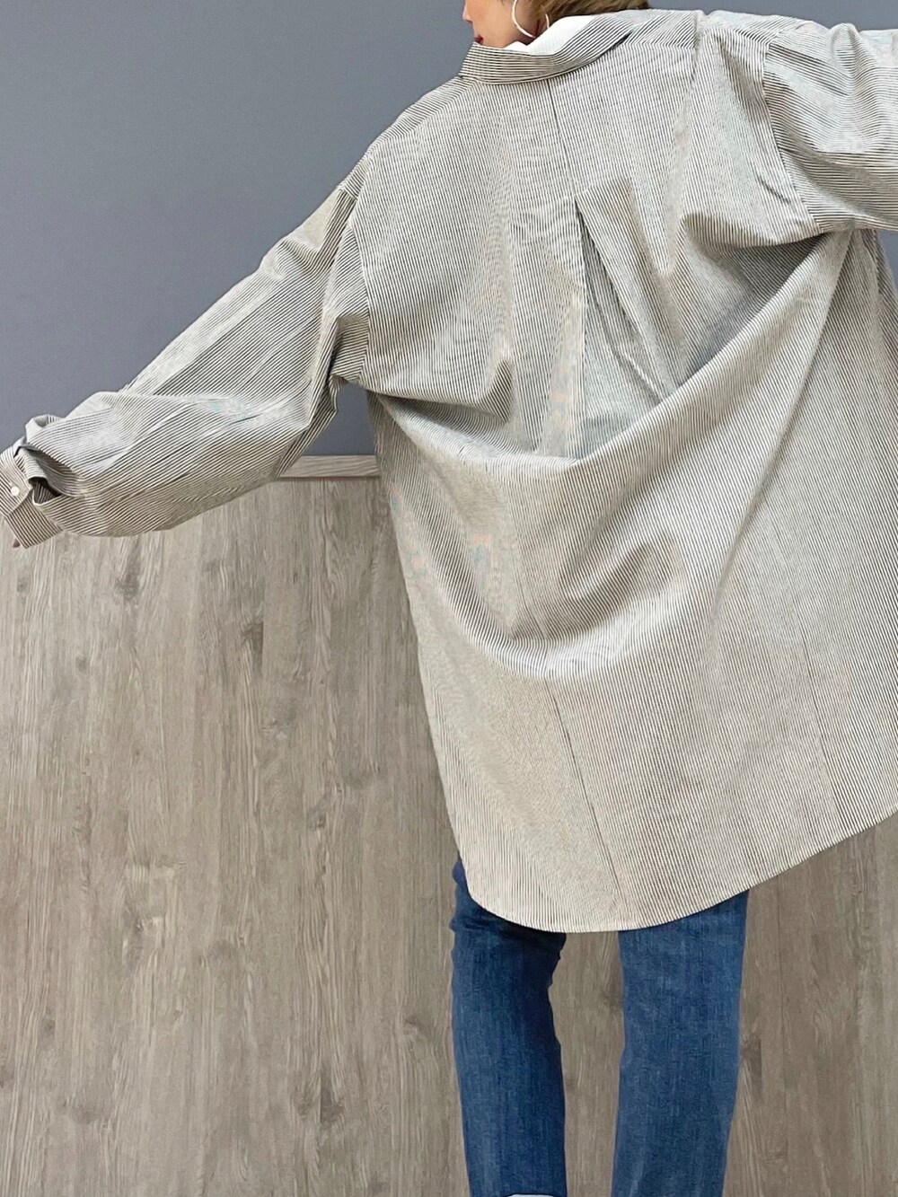 ブルー系のデニムパンツ、ブルー系のシャツ/ブラウス、ホワイト系のTシャツ/カットソーを着用したレディースの春コーディネートの5枚目の写真