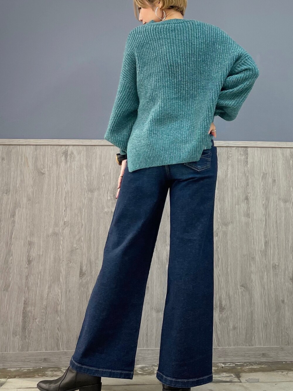 ブルー系のデニムパンツ、グリーン系のニット/セーターを着用したレディースの冬コーディネートの4枚目の写真