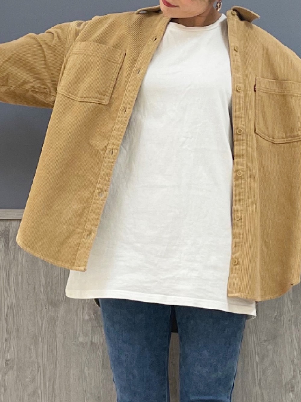 ブラウン系のシャツ/ブラウス、ホワイト系のTシャツ/カットソー、ブラック系のバッグを着用したレディースの冬コーディネートの4枚目の写真