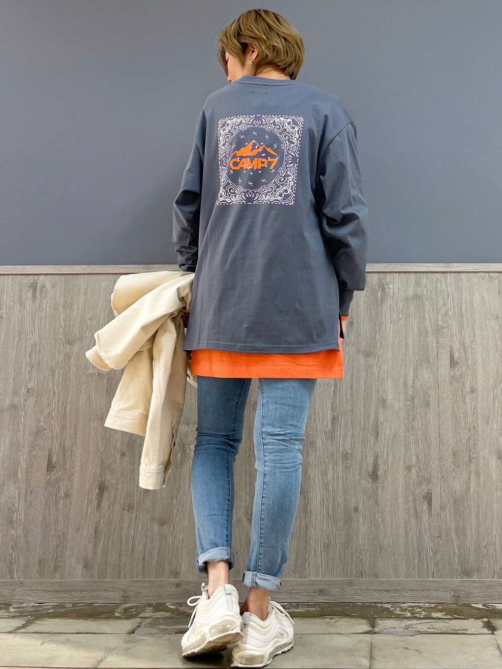 ブルー系のTシャツ/カットソー、ブルー系のデニムパンツ、ホワイト系のシャツ/ブラウスを着用したレディースの春コーディネートの3枚目の写真