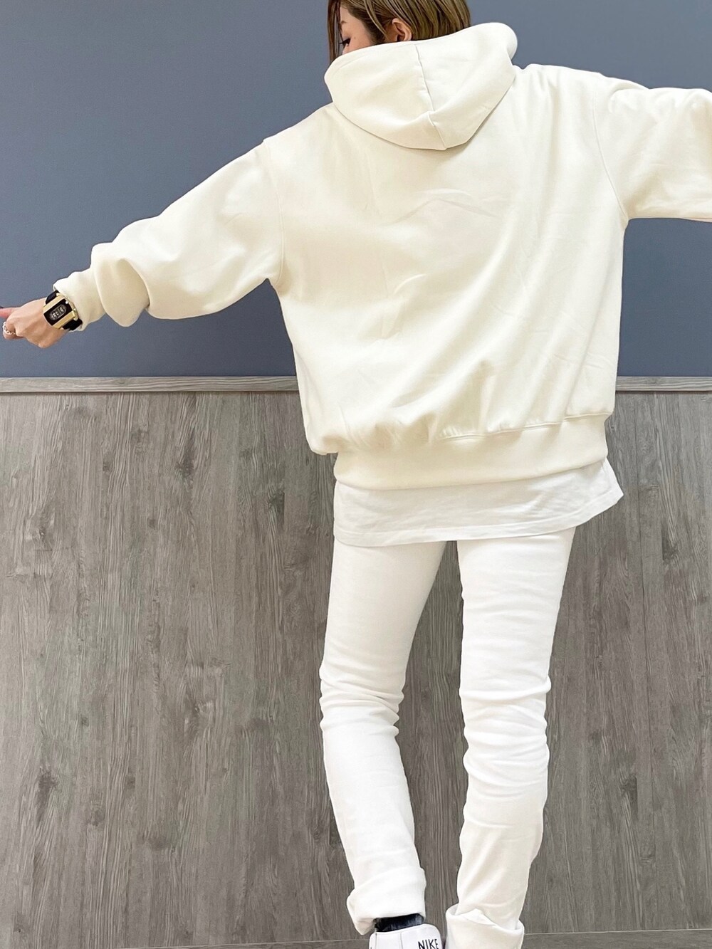 ホワイト系のその他パンツ、ホワイト系のパーカー、ホワイト系のTシャツ/カットソーを着用したレディースの冬コーディネートの3枚目の写真