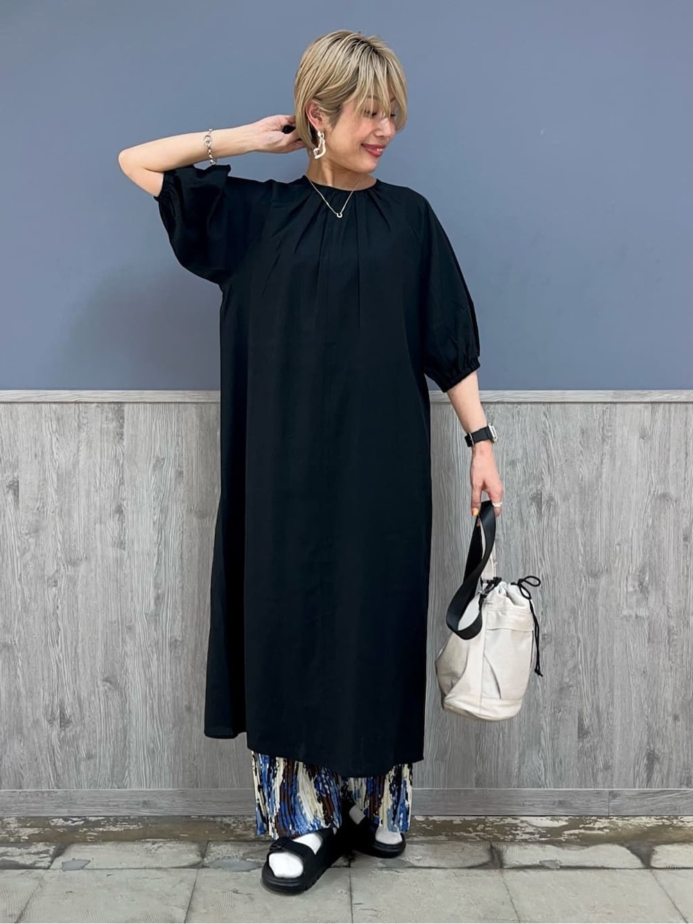 ホワイト系のその他トップス、ブラック系のワンピース、ホワイト系のその他パンツを着用したレディースの春コーディネートの3枚目の写真