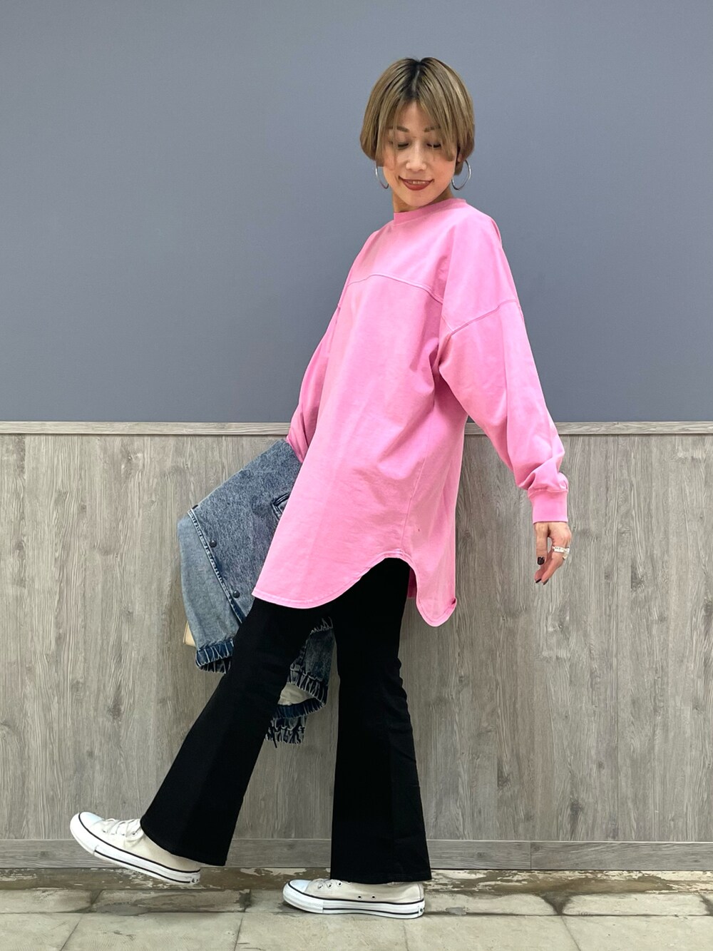 ブラック系のその他パンツ、ブルー系のデニムジャケット、ピンク系のトップスを着用したレディースの冬コーディネートの5枚目の写真