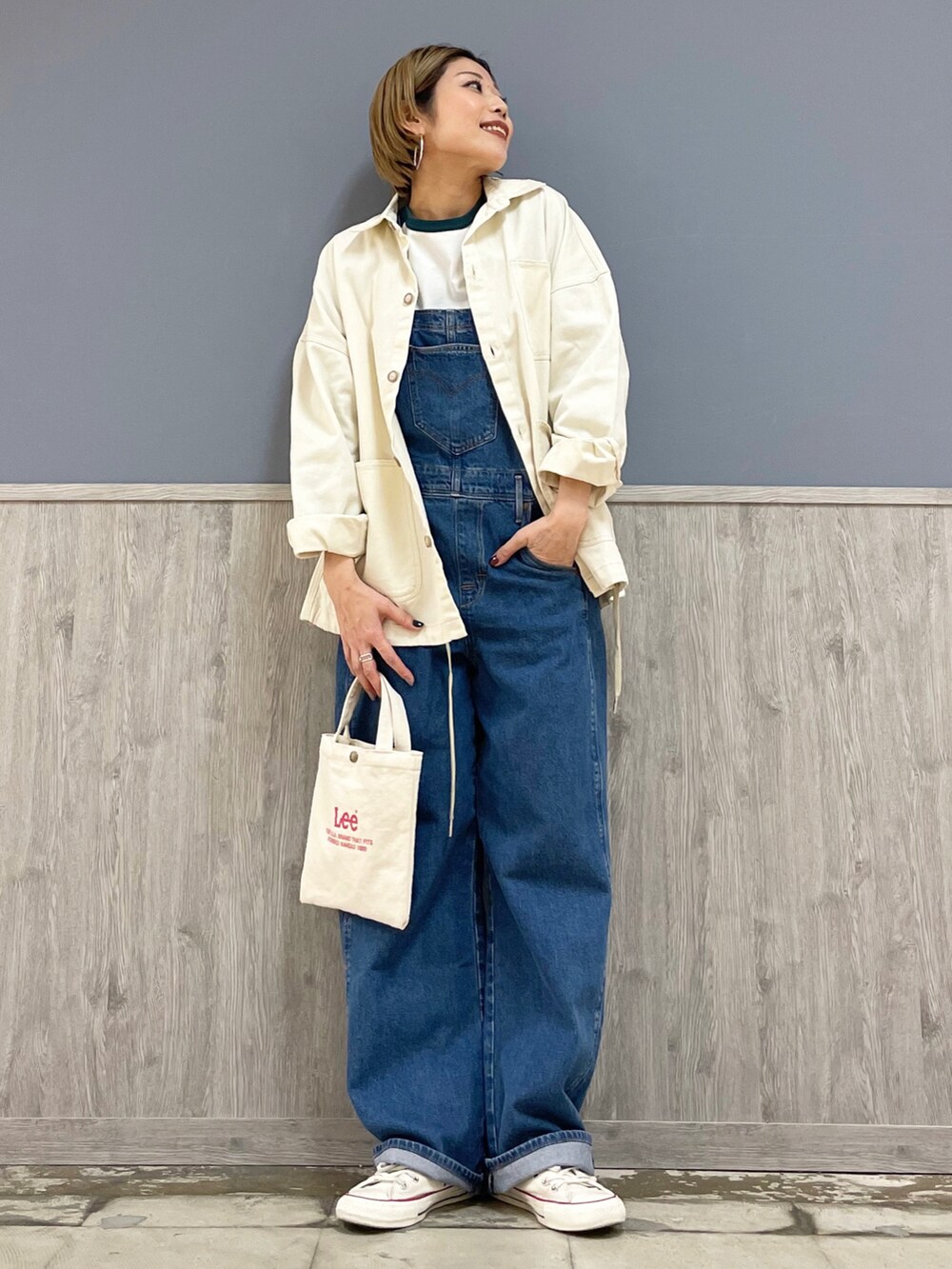 ホワイト系のカバーオール、ブルー系のサロペット/オーバーオール、グリーン系のTシャツ/カットソーを着用したレディースの春コーディネートの2枚目の写真