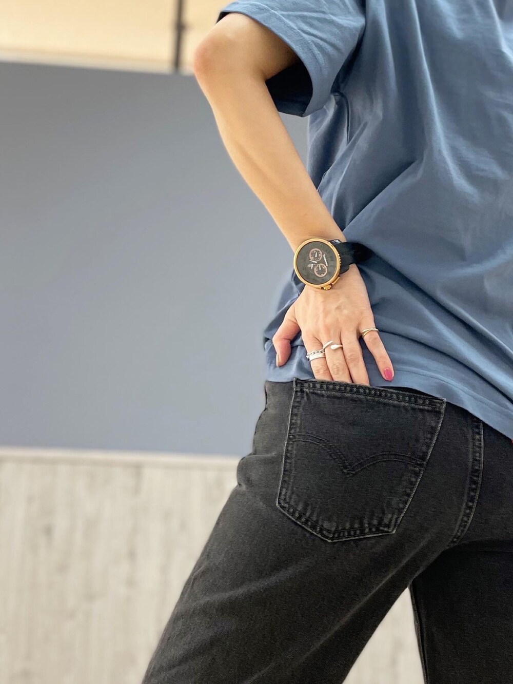 ブルー系のTシャツ/カットソー、ブルー系のシャツ/ブラウス、グレー系のデニムパンツを着用したレディースの春コーディネートの5枚目の写真