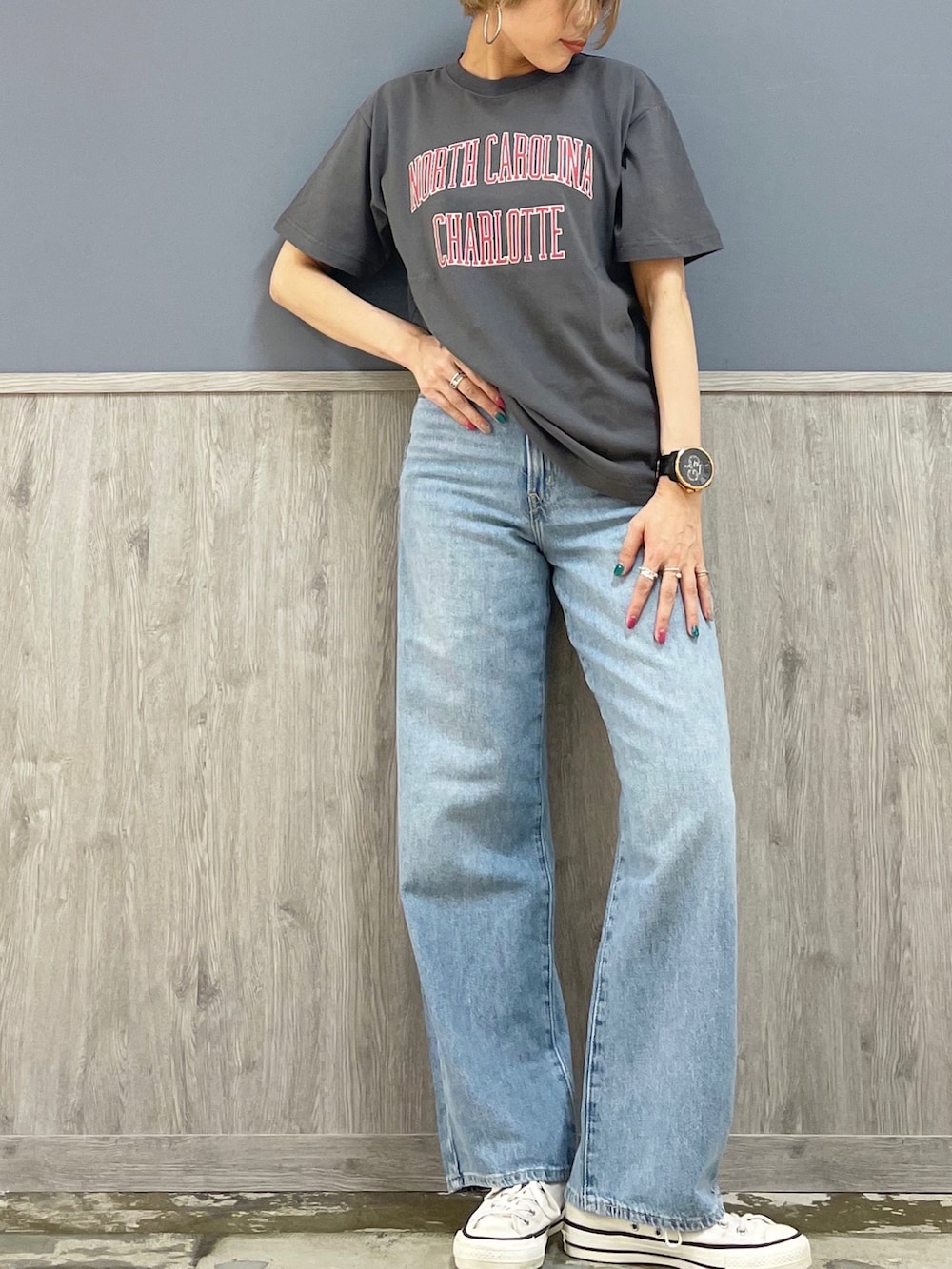 グレー系のTシャツ/カットソー、ブルー系のデニムパンツ、ホワイト系のスニーカーを着用したレディースの夏コーディネートの4枚目の写真