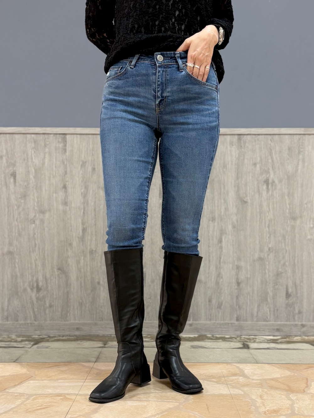 ホワイト系のシャツ/ブラウス、ブルー系のその他パンツ、ブラック系のTシャツ/カットソーを着用したレディースの秋コーディネートの7枚目の写真