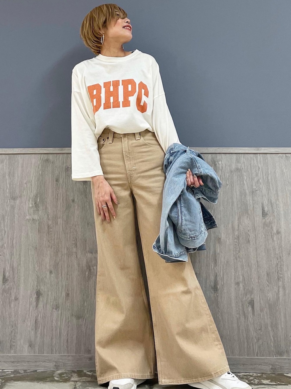 ブルー系のデニムジャケット、ホワイト系のTシャツ/カットソー、ベージュ系のデニムパンツを着用したレディースの春コーディネートの3枚目の写真