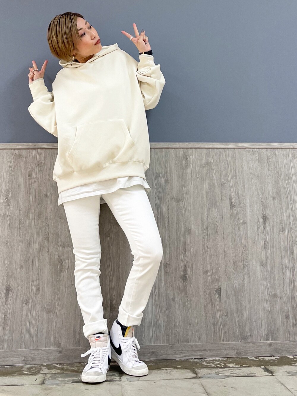 ホワイト系のその他パンツ、ホワイト系のパーカー、ホワイト系のTシャツ/カットソーを着用したレディースの冬コーディネートの4枚目の写真