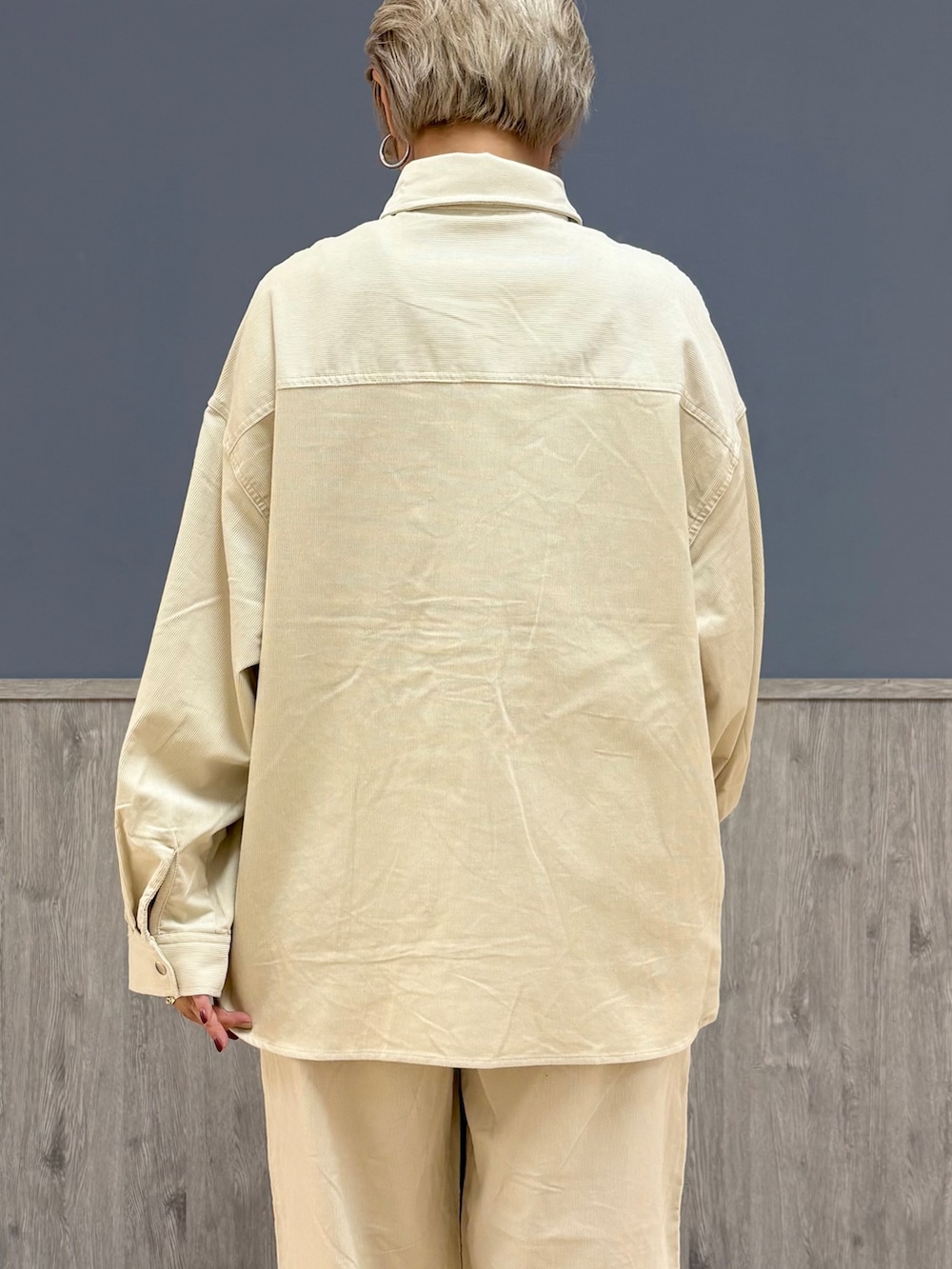 ホワイト系のシャツ/ブラウス、ホワイト系のその他パンツ、ブラウン系のタンクトップを着用したレディースの秋コーディネートの8枚目の写真