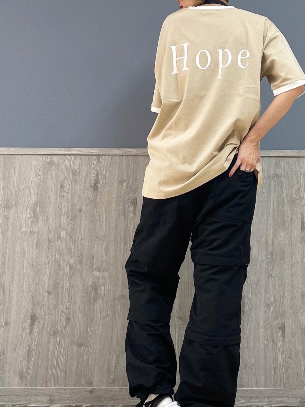 ブラック系のその他パンツ、ベージュ系のTシャツ/カットソー、ブラウン系のショルダーバッグを着用したレディースの夏コーディネートの3枚目の写真