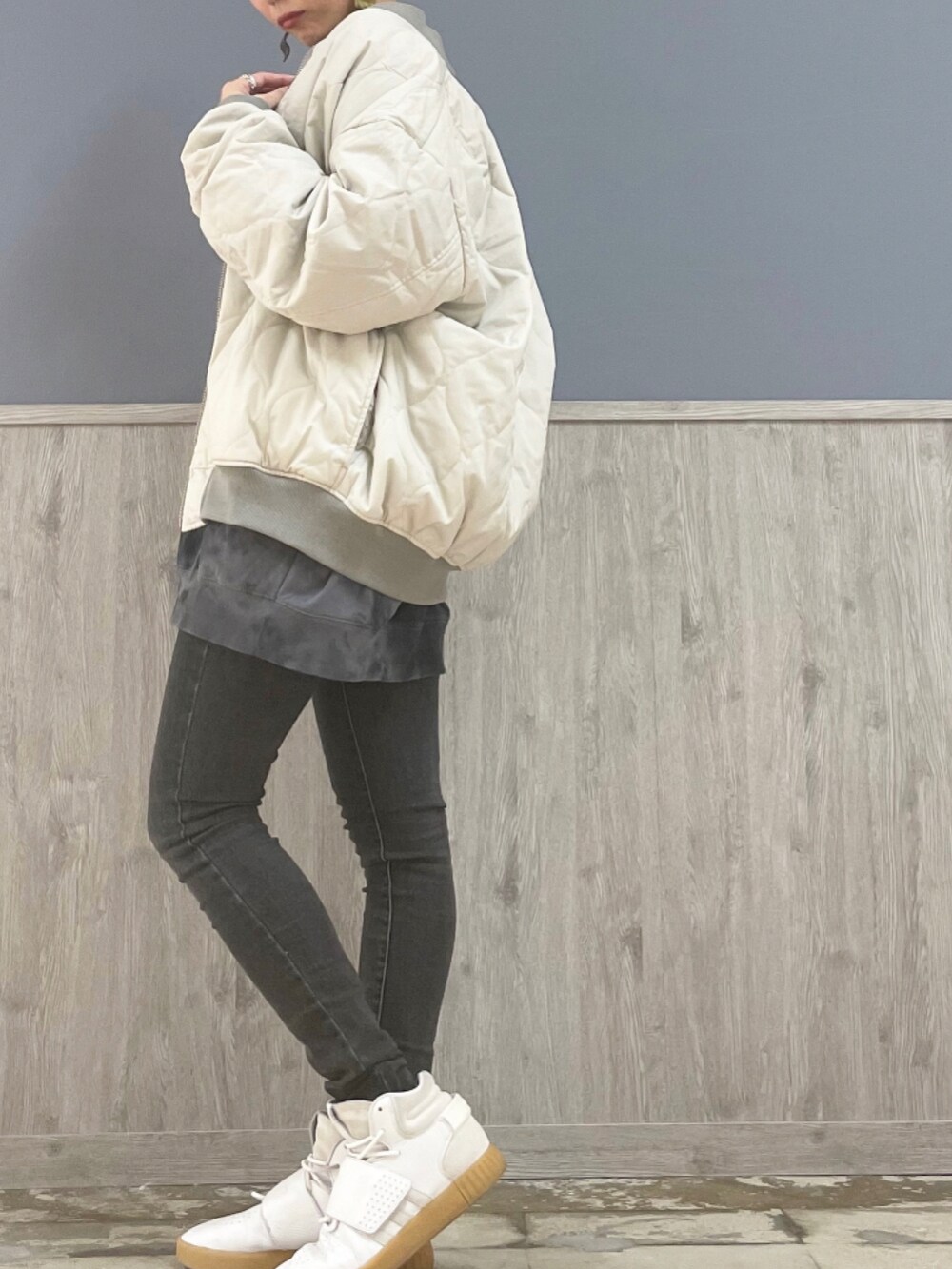 ブラック系のパンツ、ブラック系のスウェット、ベージュ系のMA-1を着用したレディースの秋コーディネートの3枚目の写真