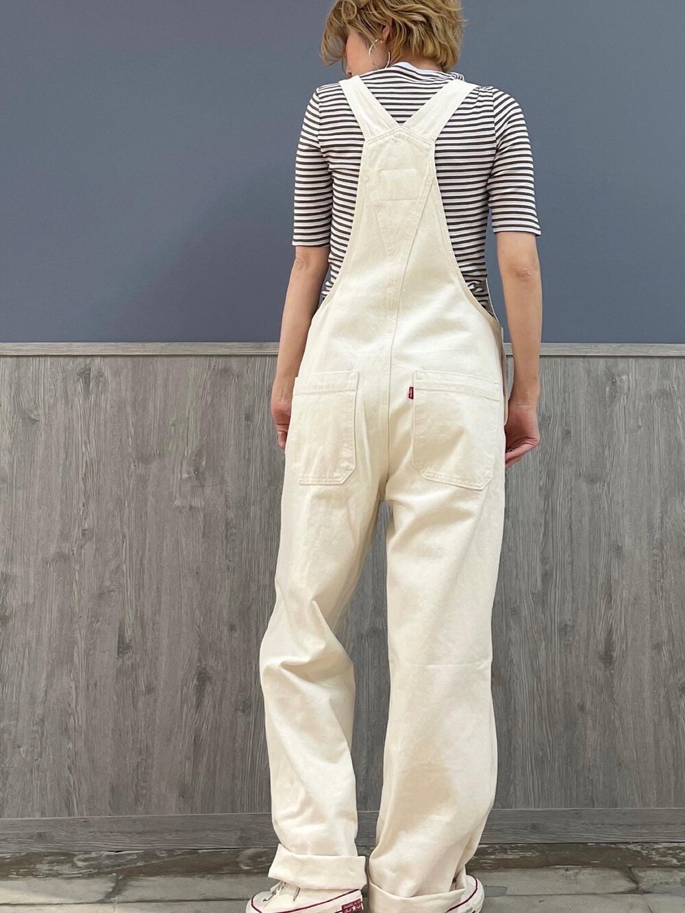 パープル系のTシャツ/カットソー、ホワイト系のサロペット/オーバーオール、ホワイト系のカーディガン/ボレロを着用したレディースの春コーディネートの4枚目の写真