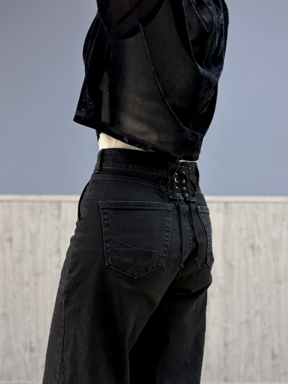 ブラック系のTシャツ/カットソー、ホワイト系のタンクトップ、ブラック系のデニムパンツを着用したレディースの秋コーディネートの9枚目の写真