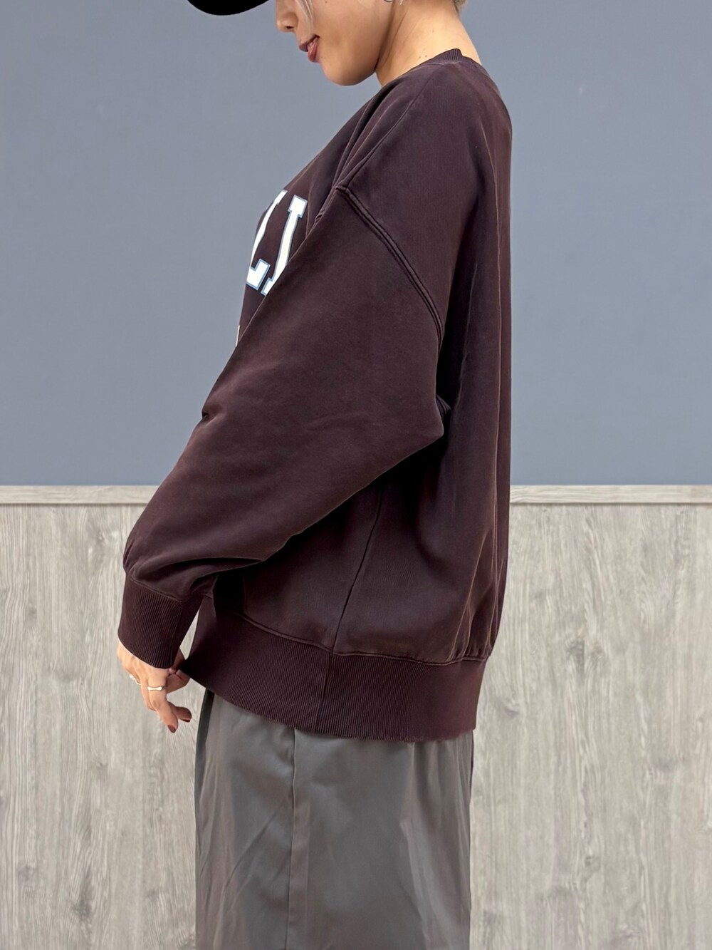 レッド系のスウェット、グレー系のその他パンツ、ブラック系のバックパック/リュックを着用したレディースの秋コーディネートの5枚目の写真
