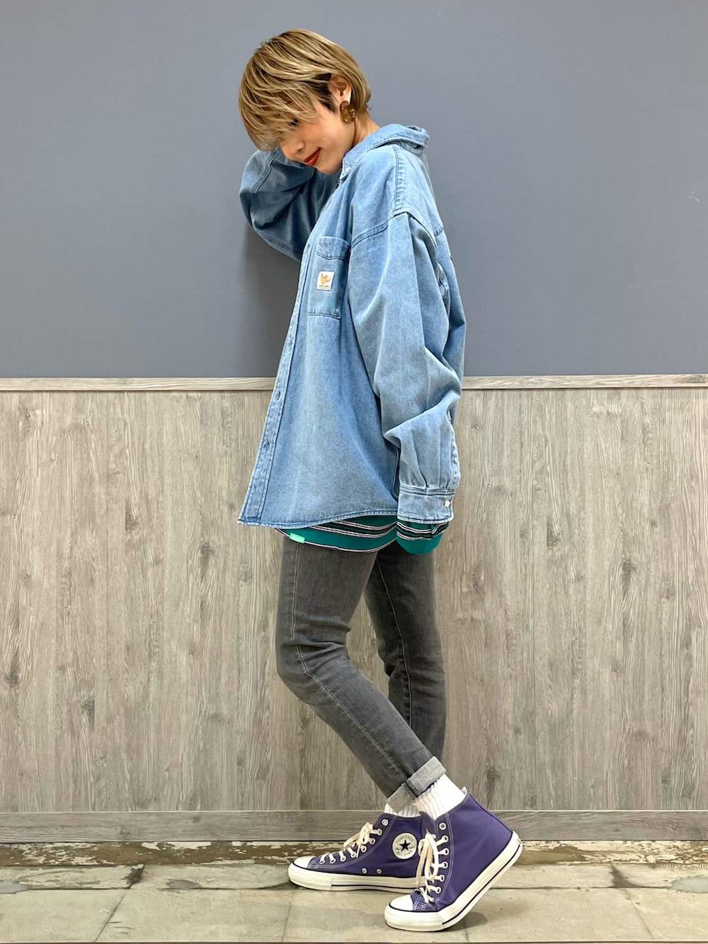 グレー系のデニムパンツ、ブルー系のシャツ/ブラウス、グリーン系のTシャツ/カットソーを着用したレディースの春コーディネートの4枚目の写真