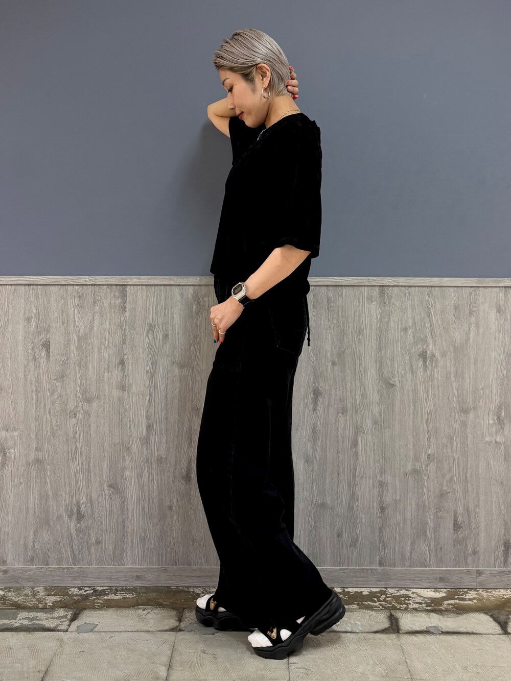 ブラック系のTシャツ/カットソー、ホワイト系のタンクトップ、ブラック系のデニムパンツを着用したレディースの秋コーディネートの3枚目の写真
