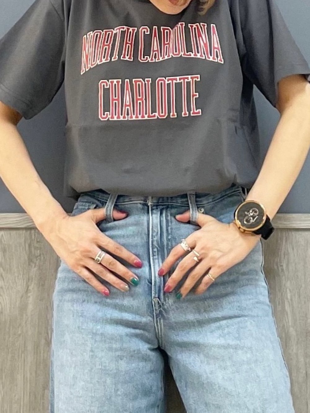 グレー系のTシャツ/カットソー、ブルー系のデニムパンツ、ホワイト系のスニーカーを着用したレディースの夏コーディネートの2枚目の写真