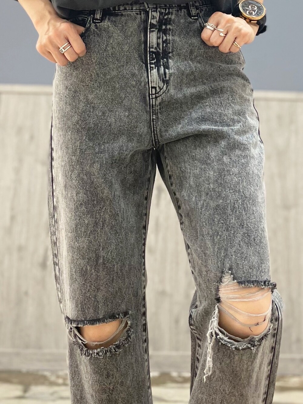 グレー系のTシャツ/カットソー、ブラック系のデニムパンツ、ブラック系のスニーカーを着用したレディースの夏コーディネートの4枚目の写真