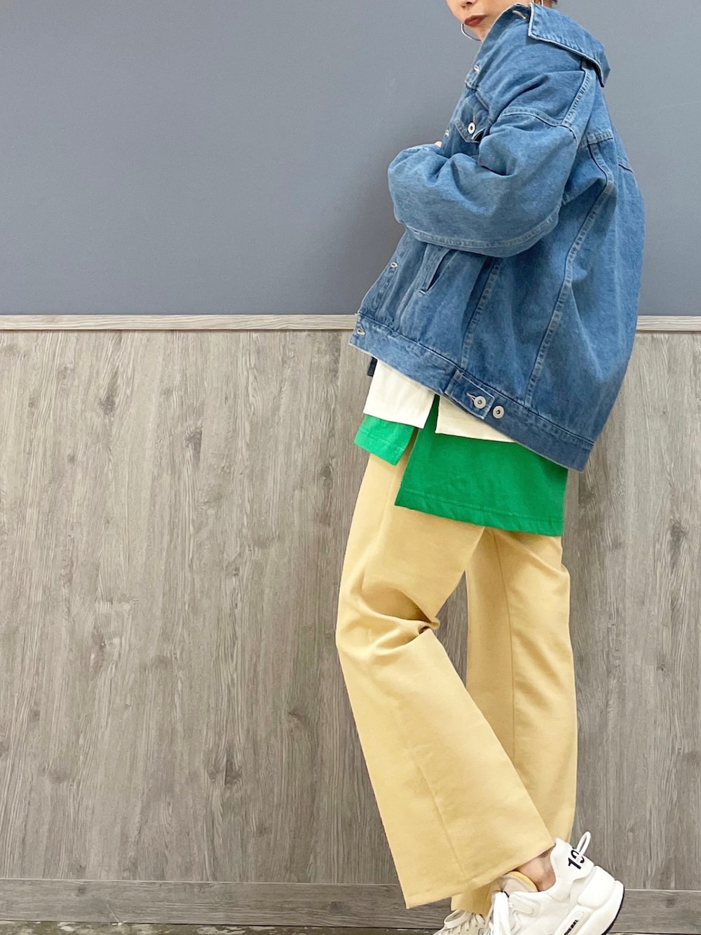 ホワイト系のショルダーバッグ、ブルー系のデニムジャケット、ホワイト系のTシャツ/カットソーを着用したレディースの冬コーディネートの3枚目の写真