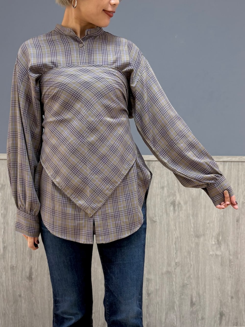 ブラウン系のシャツ/ブラウス、ブルー系のその他パンツ、ブラック系のショルダーバッグを着用したレディースの秋コーディネートの2枚目の写真