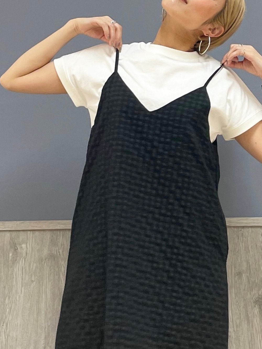 グリーン系のカーディガン/ボレロ、ブラック系のシャツワンピース、ブラック系のショルダーバッグを着用したレディースの春コーディネートの2枚目の写真