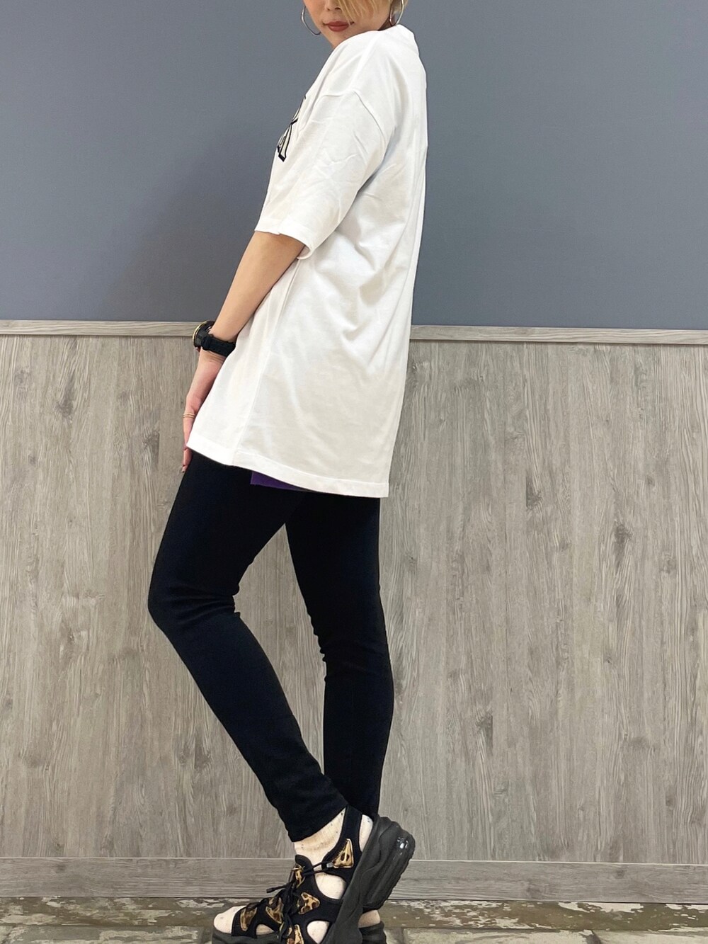 ブラック系のその他パンツ、ブラック系のショルダーバッグ、ホワイト系のTシャツ/カットソーを着用したレディースの夏コーディネートの2枚目の写真