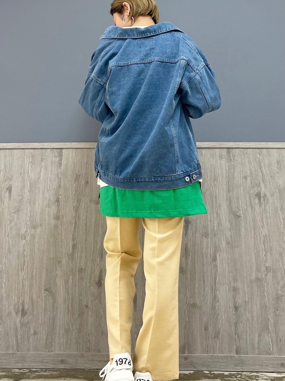 ホワイト系のショルダーバッグ、ブルー系のデニムジャケット、ホワイト系のTシャツ/カットソーを着用したレディースの冬コーディネートの5枚目の写真