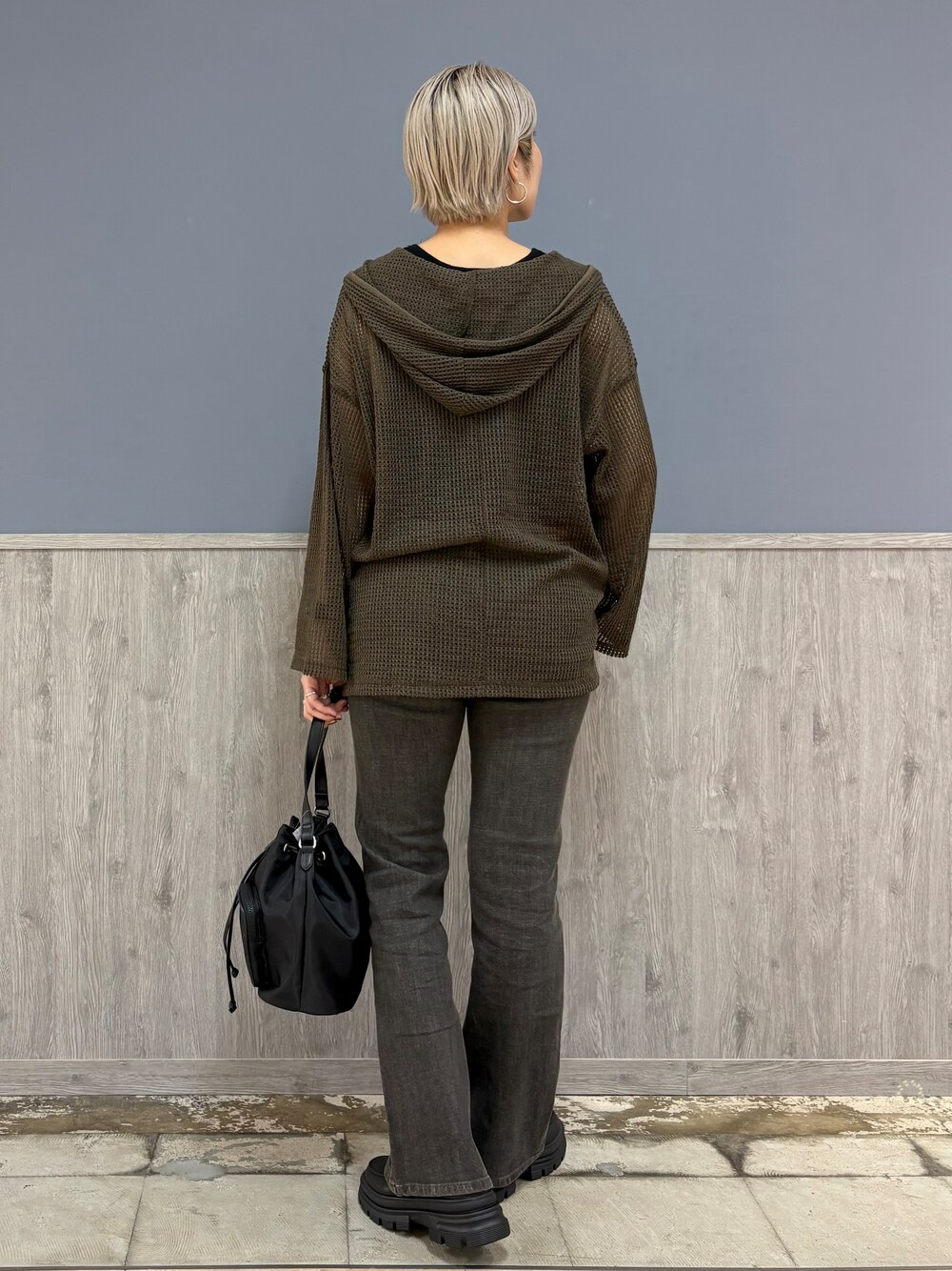 ブラウン系のTシャツ/カットソー、ブラック系のタンクトップ、ブラウン系のその他パンツを着用したレディースの秋コーディネートの6枚目の写真