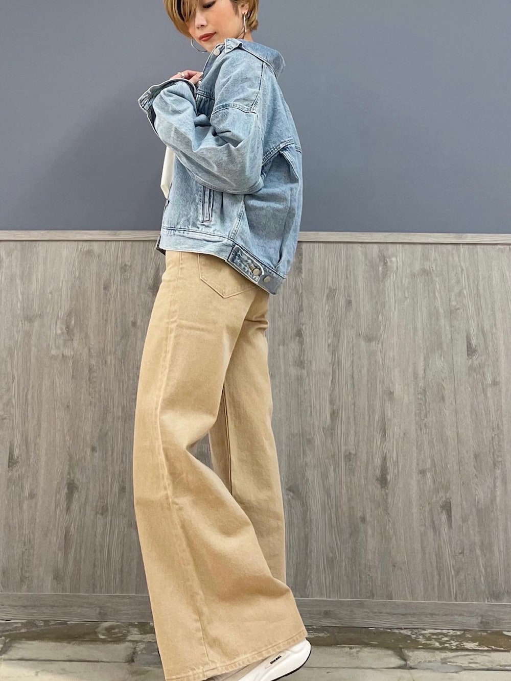 ブルー系のデニムジャケット、ホワイト系のTシャツ/カットソー、ベージュ系のデニムパンツを着用したレディースの春コーディネートの5枚目の写真