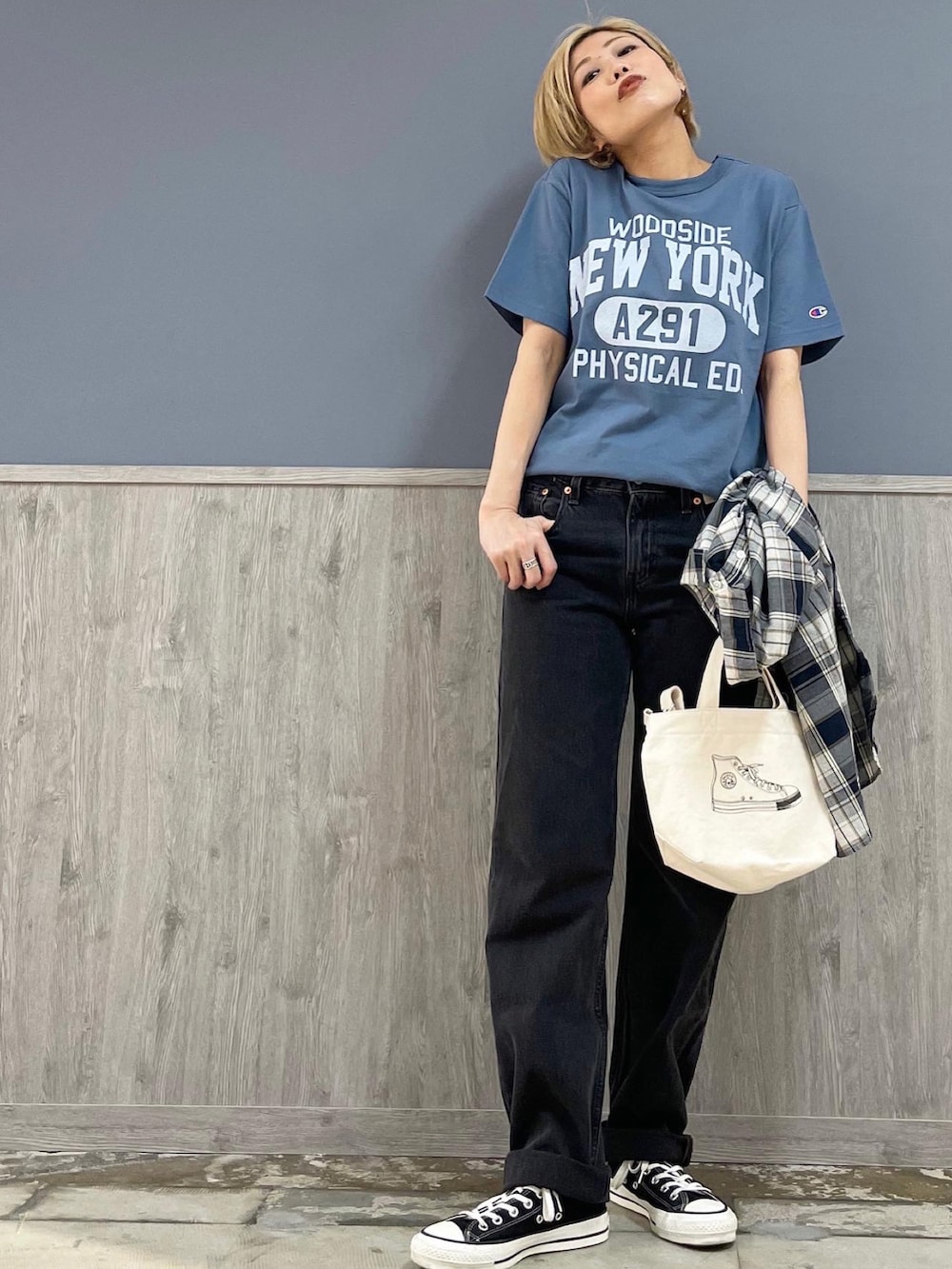 ブルー系のTシャツ/カットソー、ブルー系のシャツ/ブラウス、グレー系のデニムパンツを着用したレディースの春コーディネートの4枚目の写真