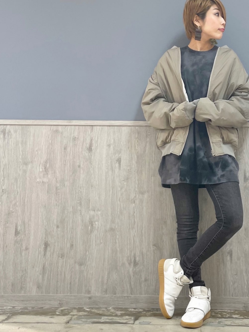 ブラック系のパンツ、ブラック系のスウェット、ベージュ系のMA-1を着用したレディースの秋コーディネートの4枚目の写真