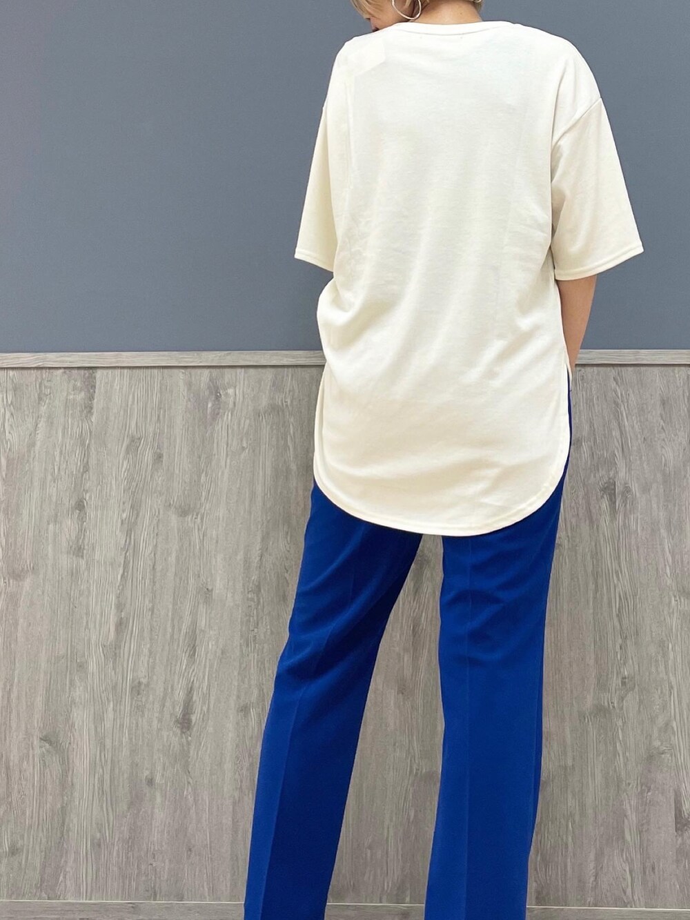 ホワイト系のTシャツ/カットソー、シルバー系のショルダーバッグ、ブルー系のその他パンツを着用したレディースの夏コーディネートの4枚目の写真