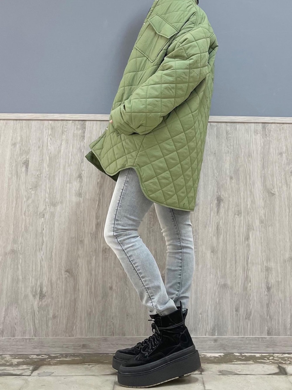 グレー系のショルダーバッグ、グレー系のデニムパンツ、ブルー系のTシャツ/カットソーを着用したレディースの冬コーディネートの4枚目の写真