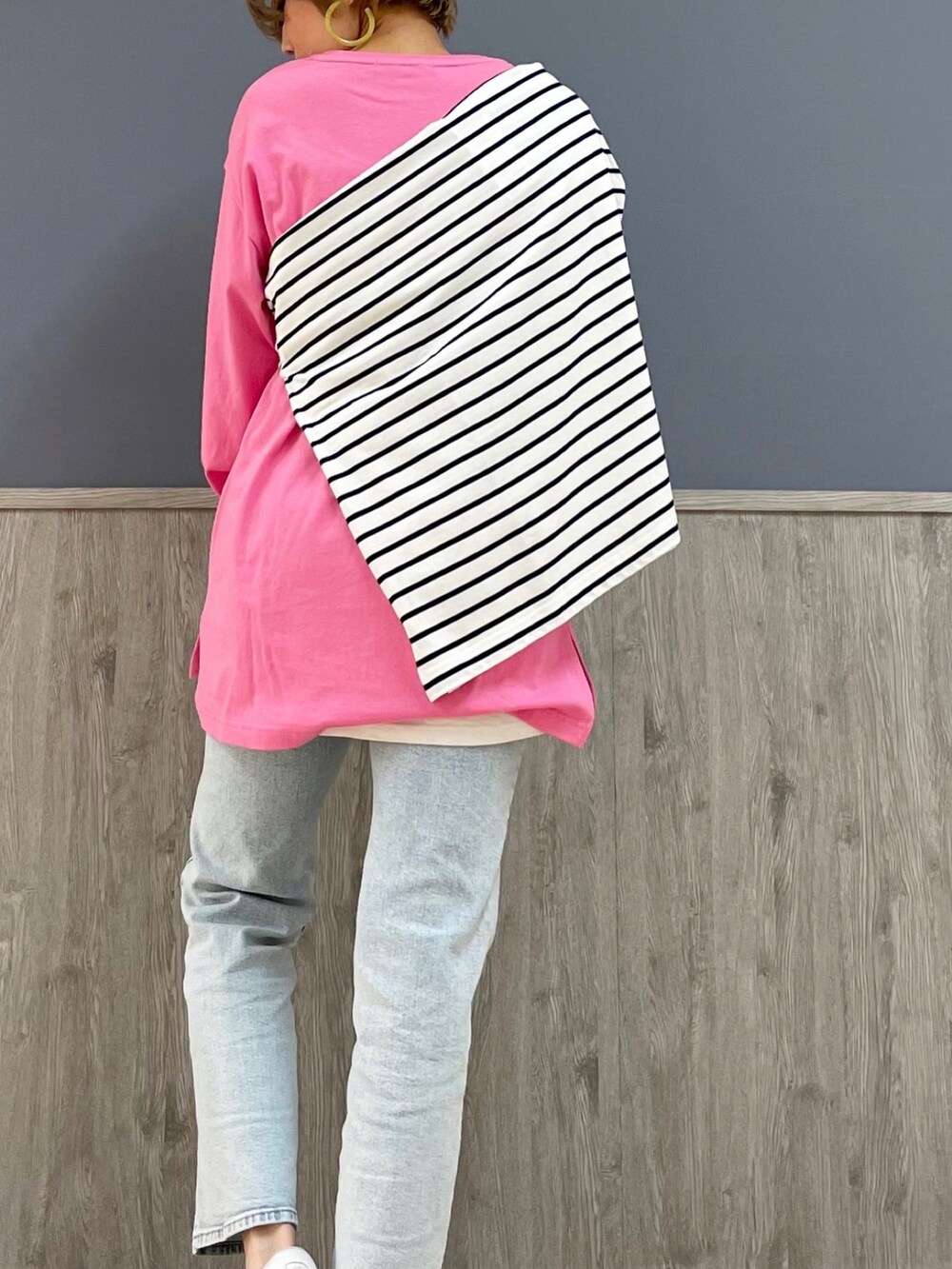 ブルー系のデニムパンツ、ピンク系のTシャツ/カットソー、ホワイト系のTシャツ/カットソーを着用したレディースの春コーディネートの4枚目の写真