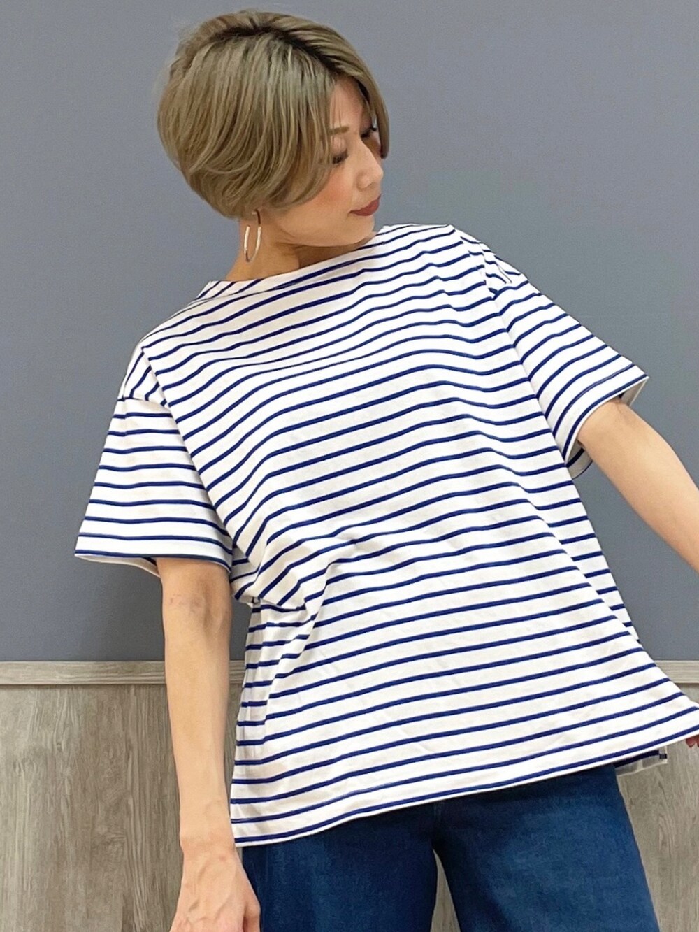 ブルー系のTシャツ/カットソー、ホワイト系のショルダーバッグ、ブルー系のデニムパンツを着用したレディースの夏コーディネートの3枚目の写真