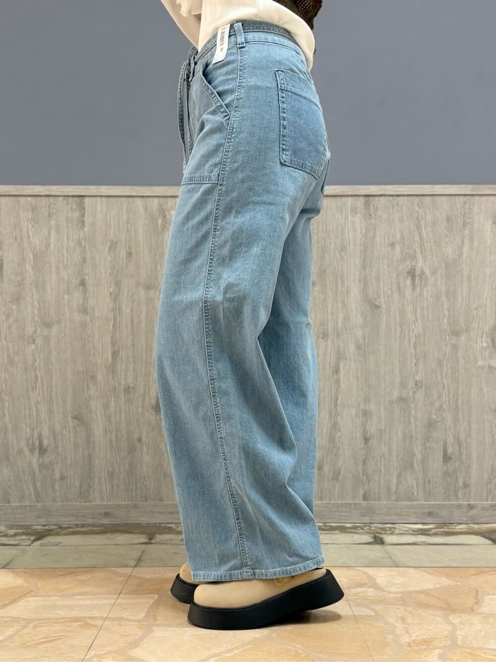 ベージュ系のシャツ/ブラウス、ホワイト系のTシャツ/カットソー、ブラウン系のベストを着用したレディースの春コーディネートの9枚目の写真