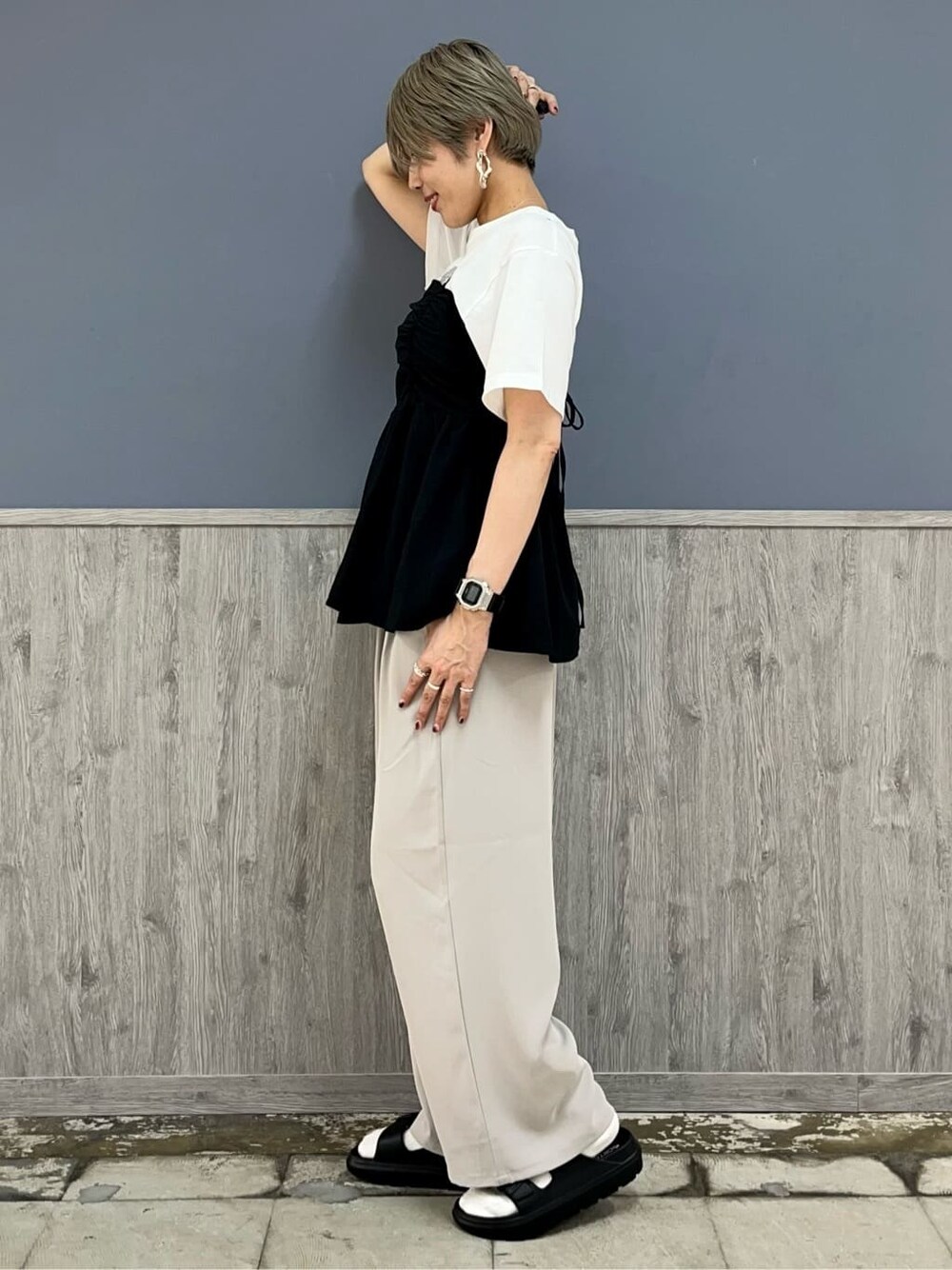ブラック系のその他トップス、その他のTシャツ/カットソー、ベージュ系のその他パンツを着用したレディースの春コーディネートの3枚目の写真